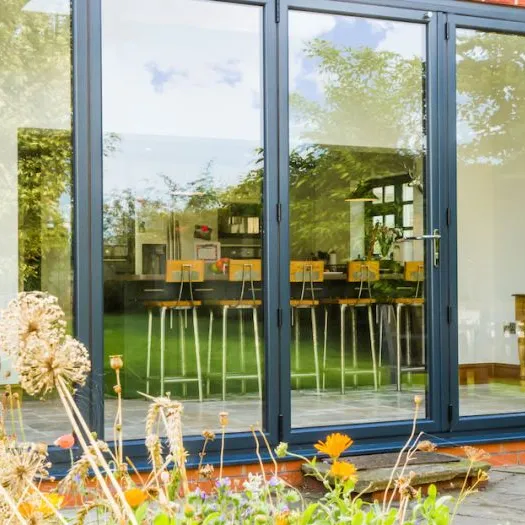 Aluminium sliding door with kitchen seats