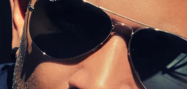 Man with Rayban sunglasses