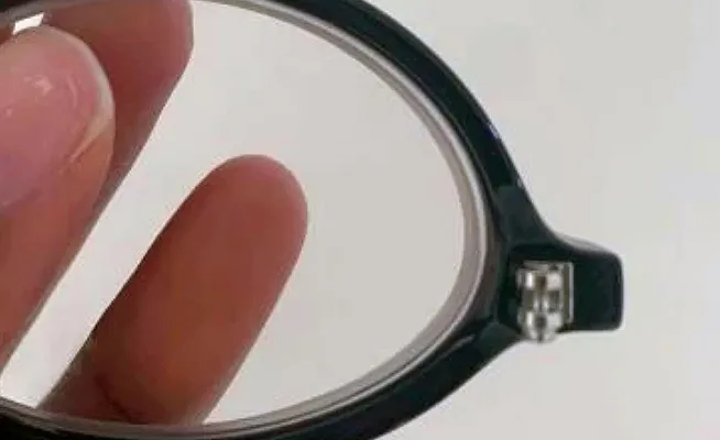 Broken hinge on eyewear