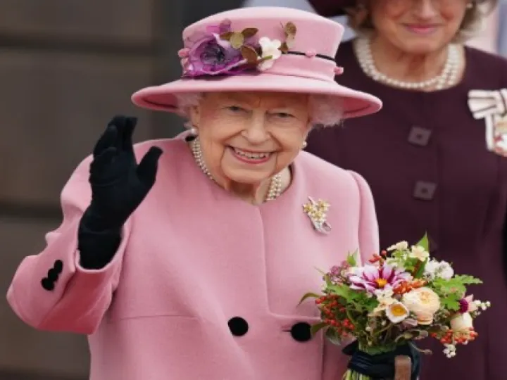 Her Majesty The Queen Official Photograph 570x310 (1)