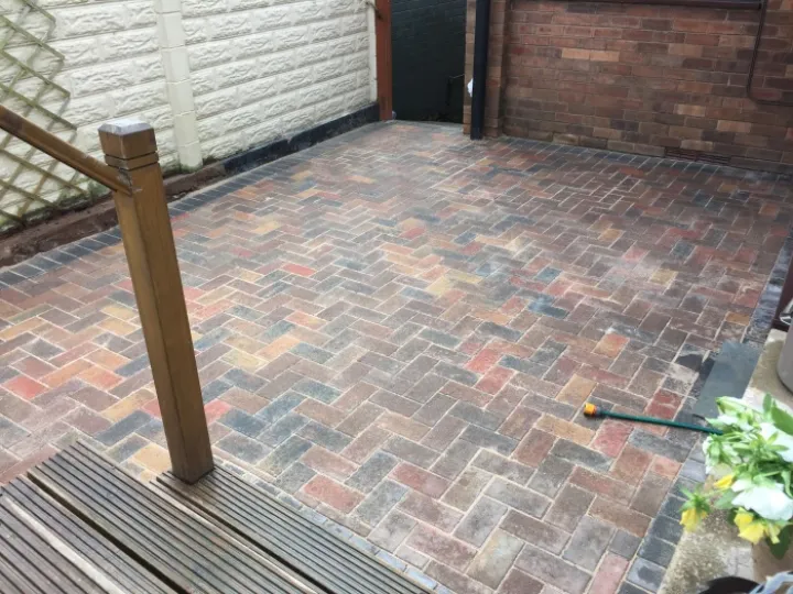Surfacing block patio paving