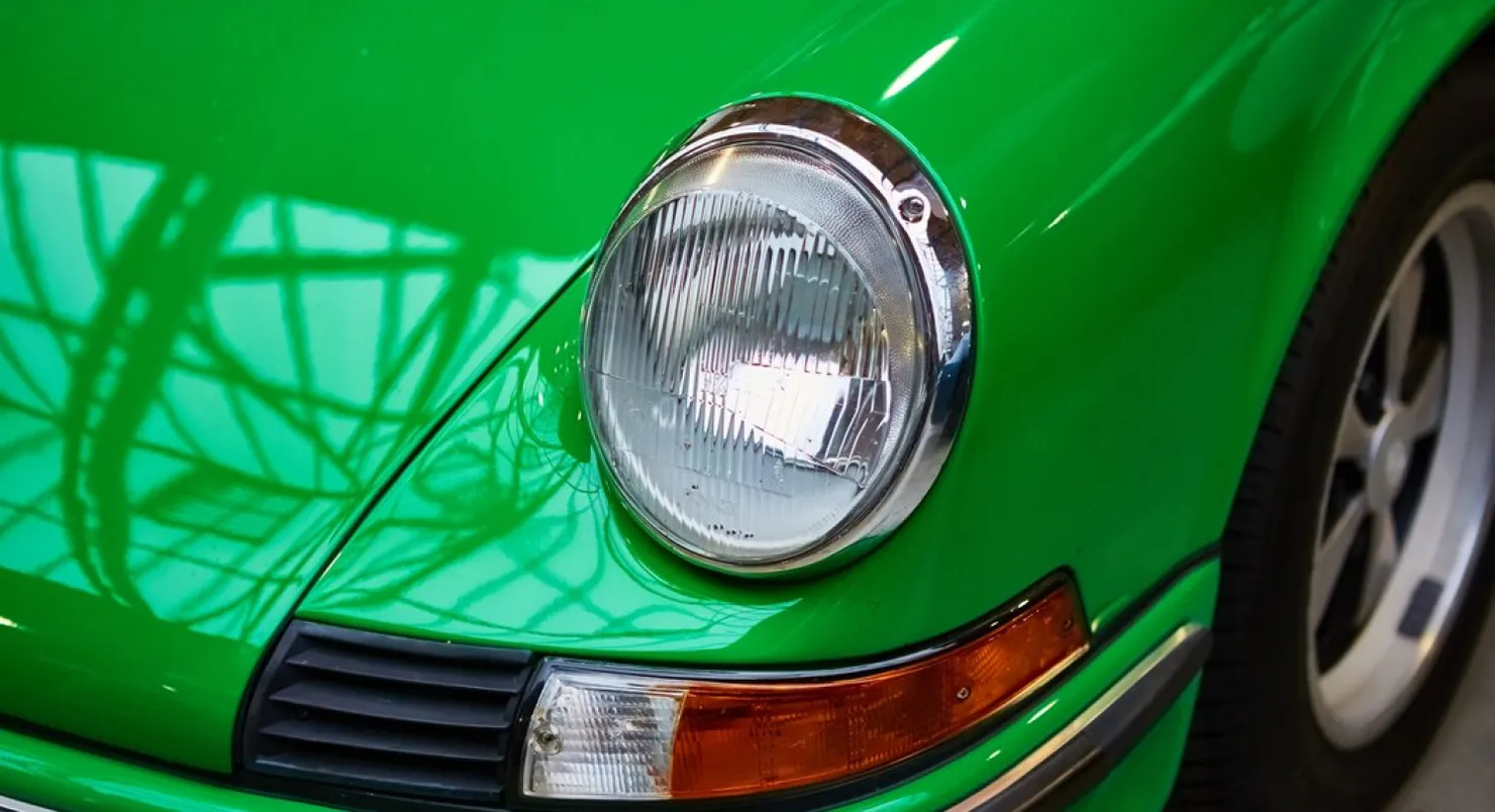 detail-classic-car-closeup-headlight_355018-237