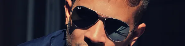 Man with Rayban sunglasses