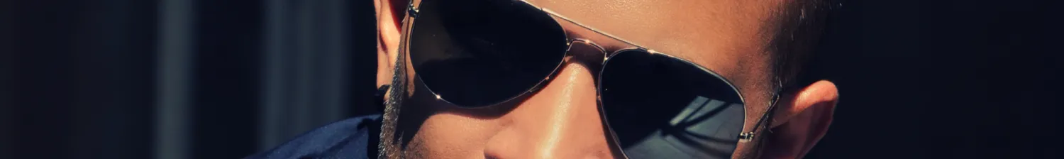 Man with Rayban sunglasses