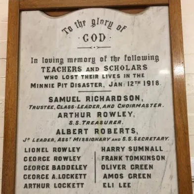 Minnie Pit plaque 1