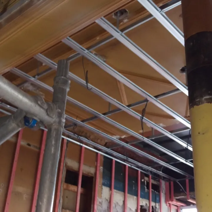 Ceiling beams and columns in a building