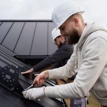 Medium shot men working together