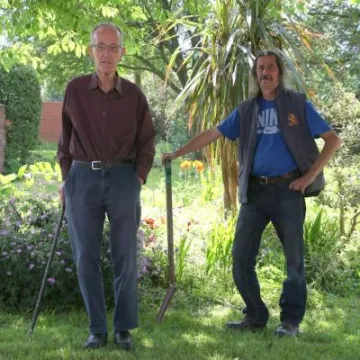 IMG_2862_Ray and Brian working on the garden 2018