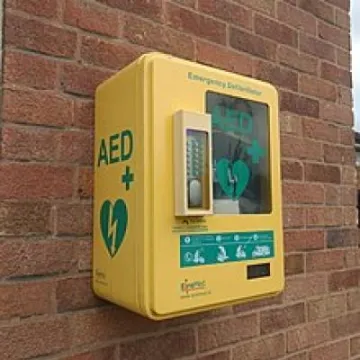Image: 220px-Emergency_defibrillator_(3)