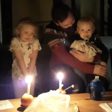 2021-12-12 Christingle kids at church 3