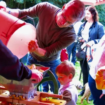 Apple Pressing – watching carefully