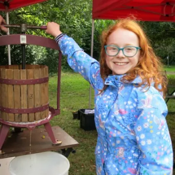 Apple Pressing – A Happy Helper