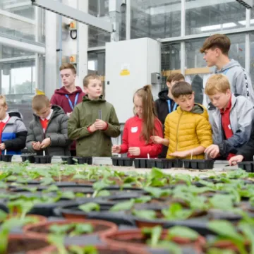 Wrenbury-pupils-planting-seeds-2-1030x688
