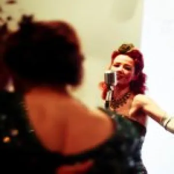 Lola-Lamour-sings-as-dancers-from-Jump-Jive-Swing-make-an-impromtu-entrance--Photo-by-Chloe-LeKeux-@-Camera-Shy-682x1024