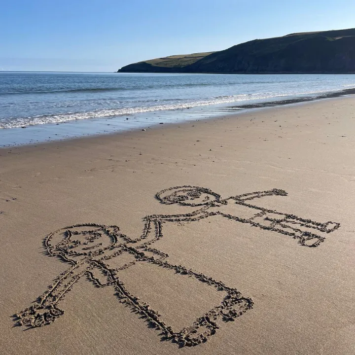 Ic-Daisy-Friendship in The Sand