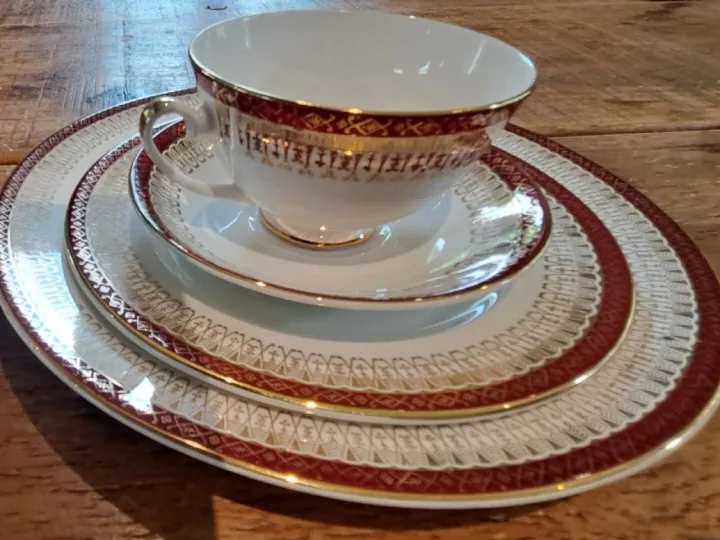 Items for sale &ndash; Elegant Bone China Dinner Service &ndash; Complete Set &ndash; Offers Invited Offers invited