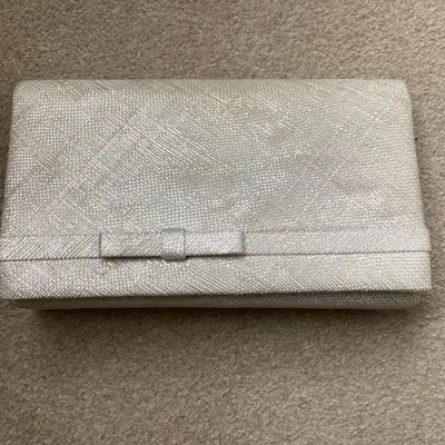 Items for sale
– Silver grey clutch bag £10