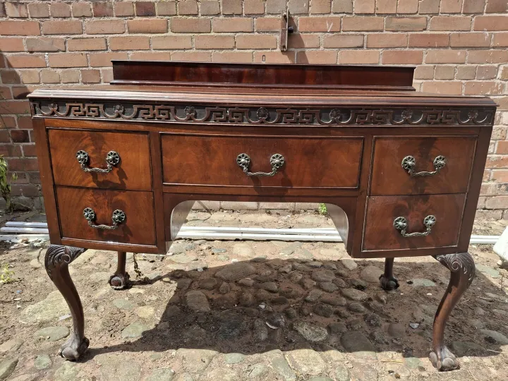 Items for sale
– Sideboard with lovely deep draws 20