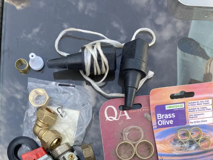 Items free to a good home! &ndash; Plumbing bits n/r