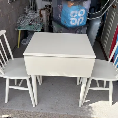 Items for sale
– Kitchen table and 2 chairs Free