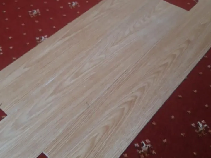 Items for sale
– Wood effect vinyl flooring £15