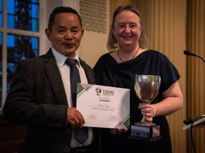 Prof Elizabeth Magowan presenting the Sir John Hammond Award to Dr Tianhai Yan