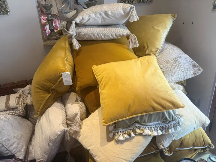 Items free to a good home! – Gold and Cream Cussions n/r
