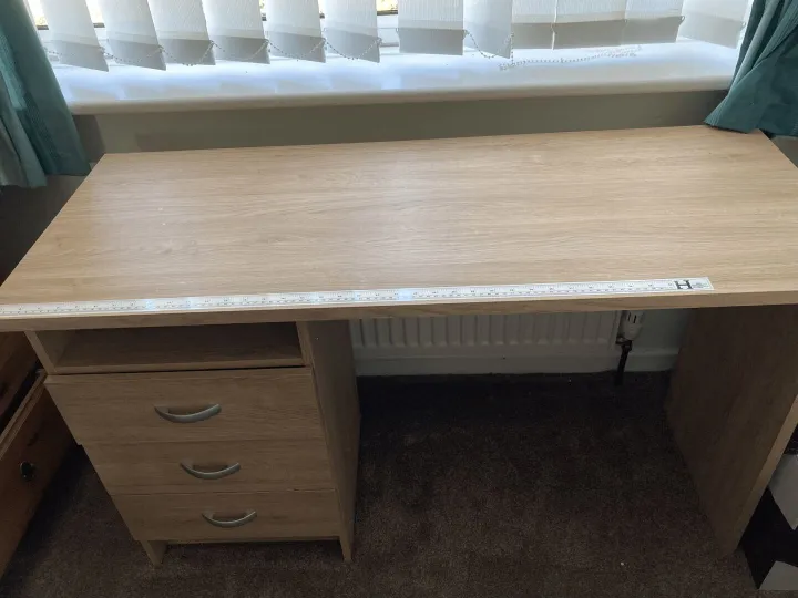 Items free to a good home! – Desk n/r
