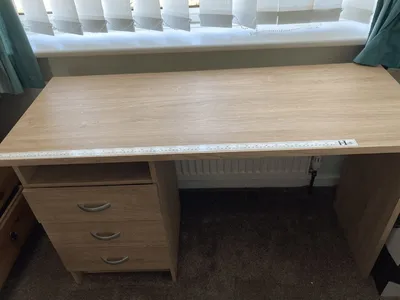 Items free to a good home! – Desk n/r