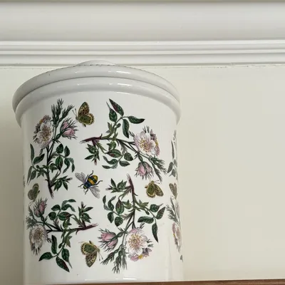 Items for sale
– Porterion bread crock £35
