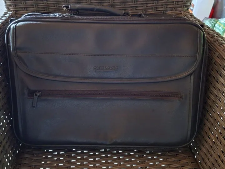 Items for sale
– Black leather multi compartment lap top bag 8.00