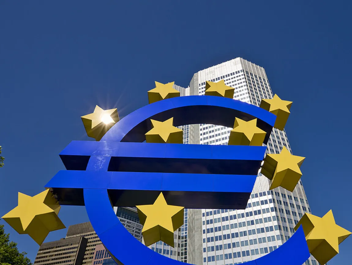 digital-euro-european-euro-symbol-statue
