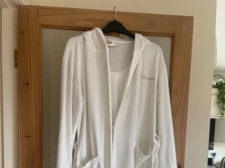 Items for sale
– Lady's robe/dressing gown 6