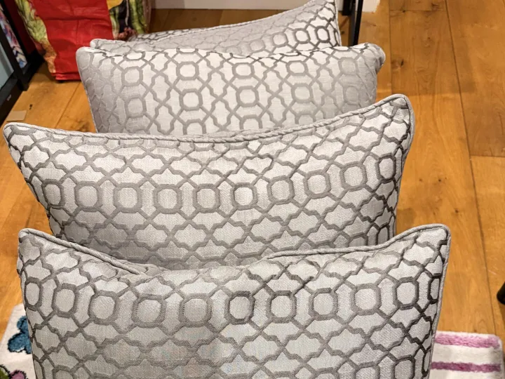 Items for sale
– 5 x 22 inch modern feather filled cushions £30