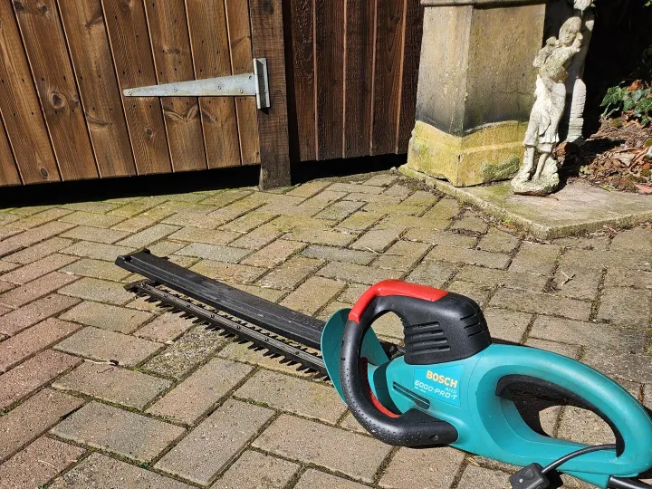 Items for sale
– Bosch AHS 6000Pro-T heavy -Duty Electric Hedge Trimmer £28.00