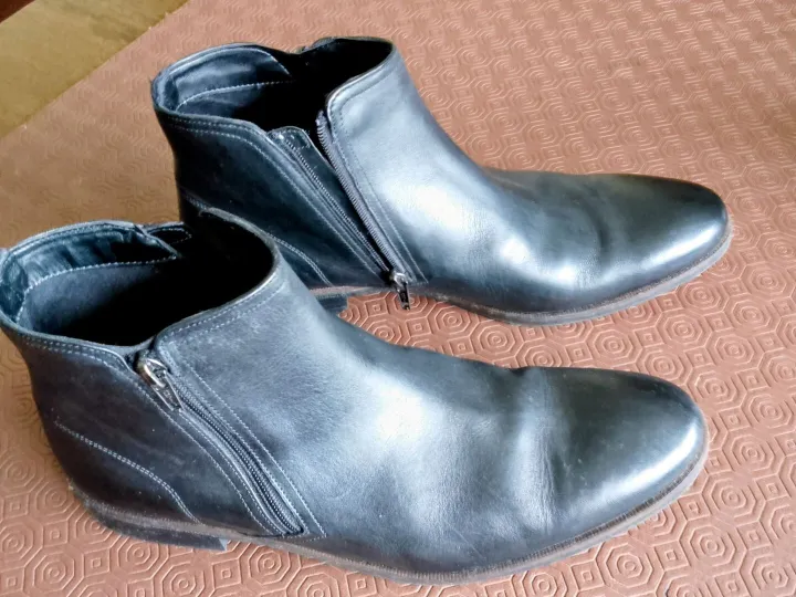 Items for sale
– Clarks men's Chelsea boots – Black Size 8 uk £10