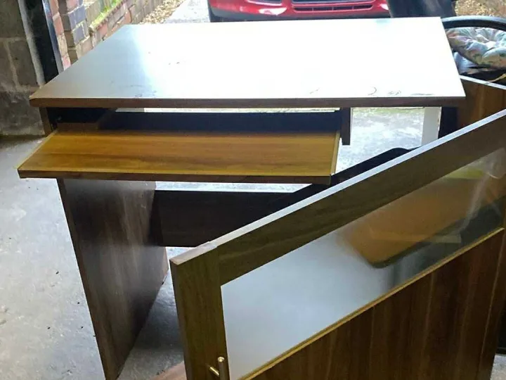 Items for sale
– Office Desk £ 30.00