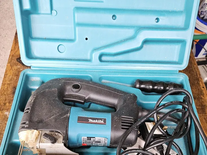 Items for sale
– Makita 4340F-CT Jig Saw £20.00