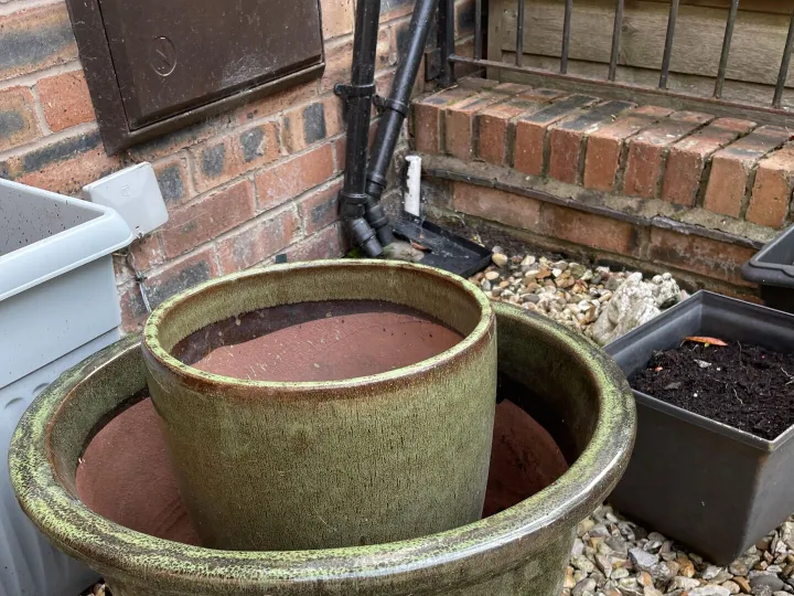 Items for sale
– 2 glazed earthenware planters n/r