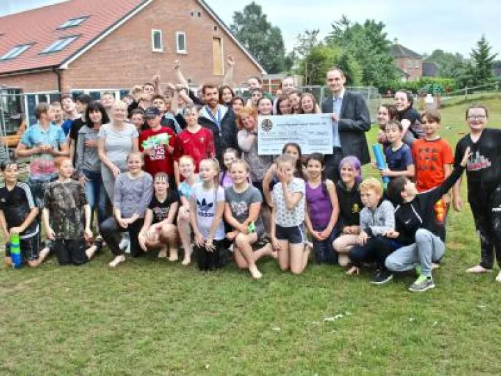 Youth Club receive £400 gift