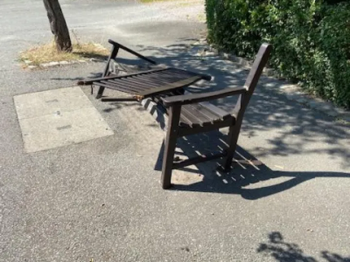 Broken Bench in High Street Aug 2022 Img_5251