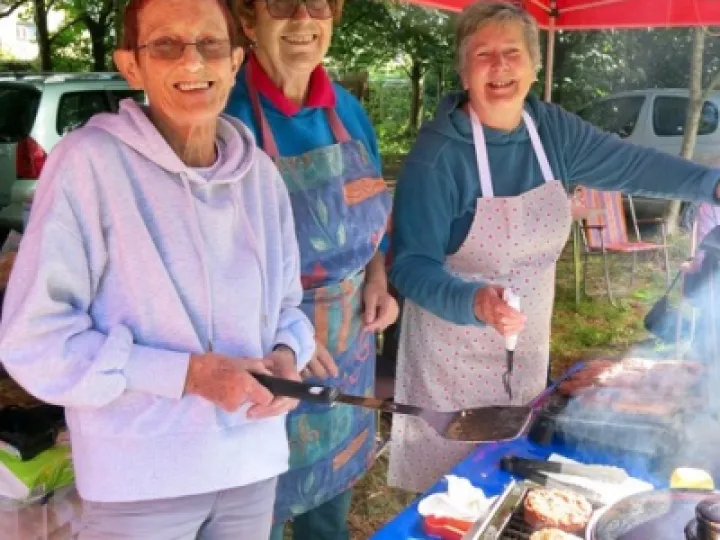 Apple pressing &ndash; Hot Dog? Burger?