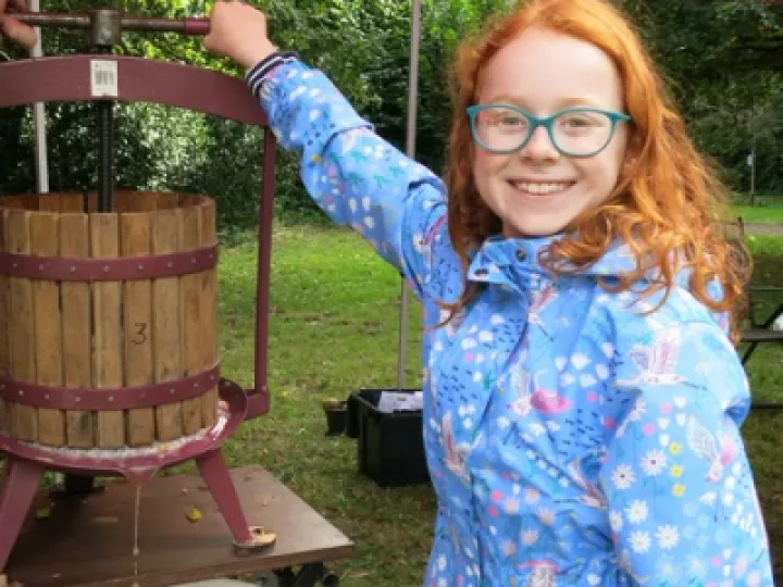 Apple Pressing – A Happy Helper
