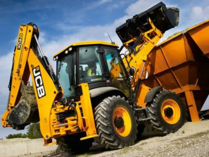 JCB 4CX loading