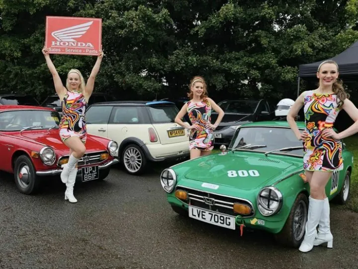 Flaming Feathers and S800 at Castle Combe