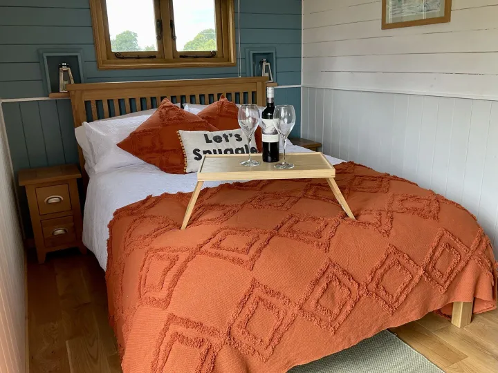 Peplo Bed