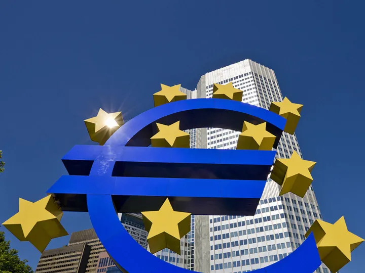 digital-euro-european-euro-symbol-statue